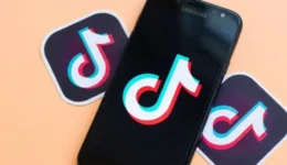 tiktok ad tips image, a samsung phone show the tiktok icon.