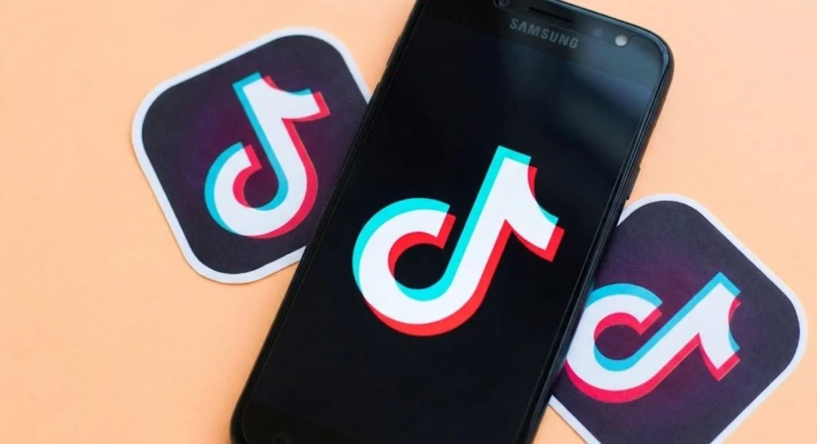 tiktok ad tips image, a samsung phone show the tiktok icon.